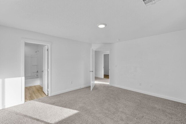 Photo - Comfortable and Spacious 4-Bedroom Townhom...