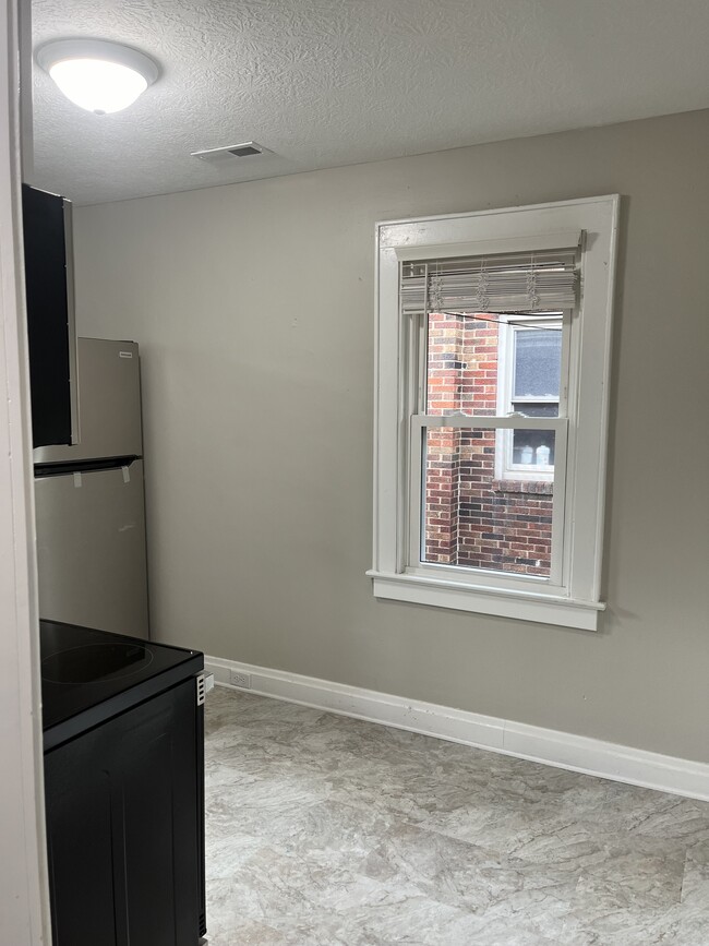 Kitchen - 1679 Wyandotte Rd Unit 1679