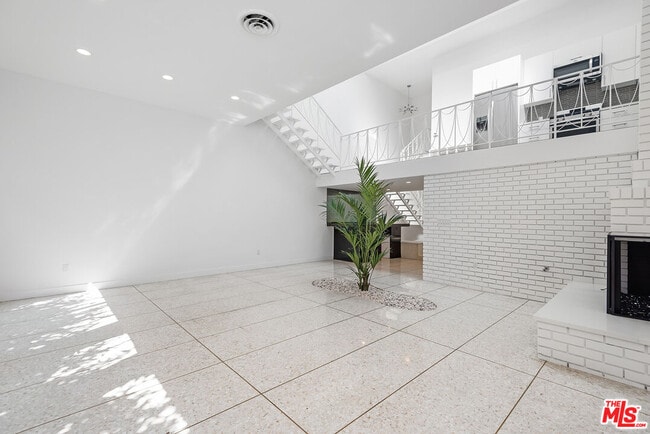 Photo - 764 N Doheny Dr Unit 2