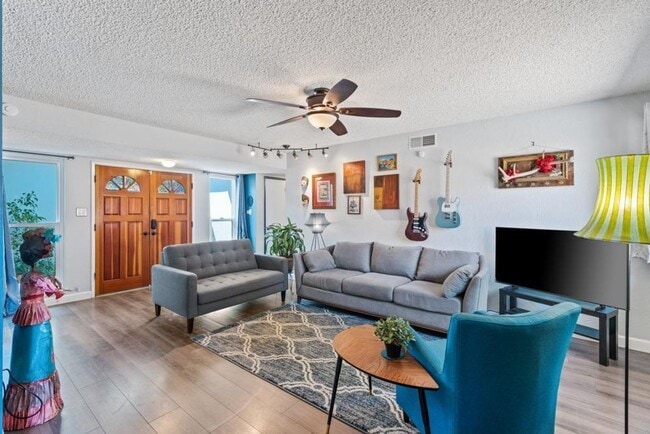Building Photo - Larchmont Riviera Cottage 4/2 Rental
