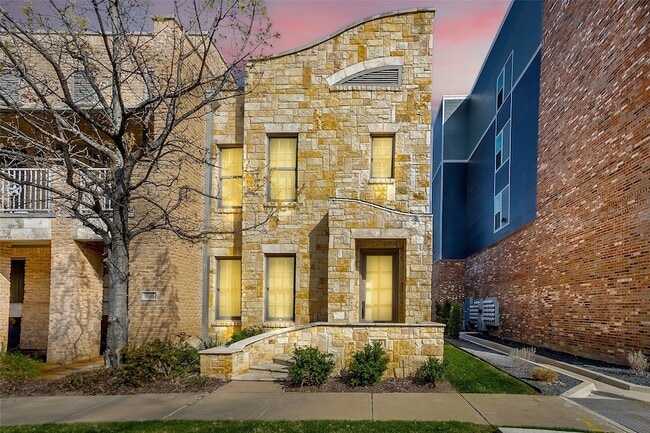 Building Photo - 1211 S Adams St