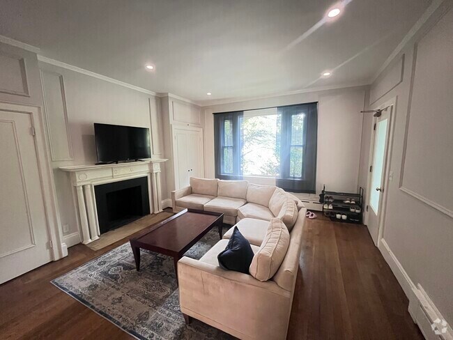 Building Photo - 1712 Beacon St Unit 11 Rental
