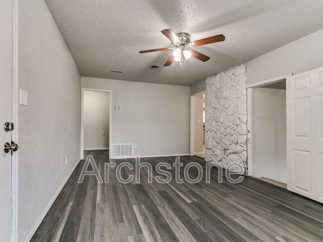 Photo - 228 SW 46th St