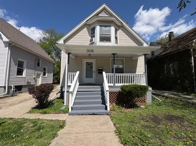 Building Photo - 306 W John St