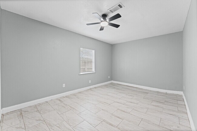 Photo - 721 Champs St