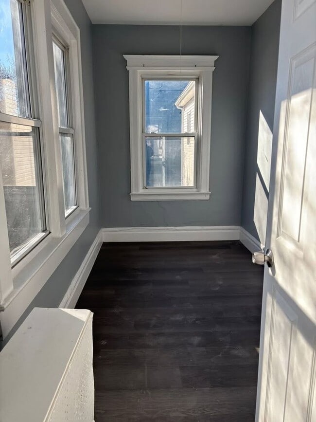 Building Photo - 22 Chelsea Ave Unit 2