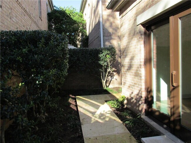 Photo - 900 W 18th St Unit A