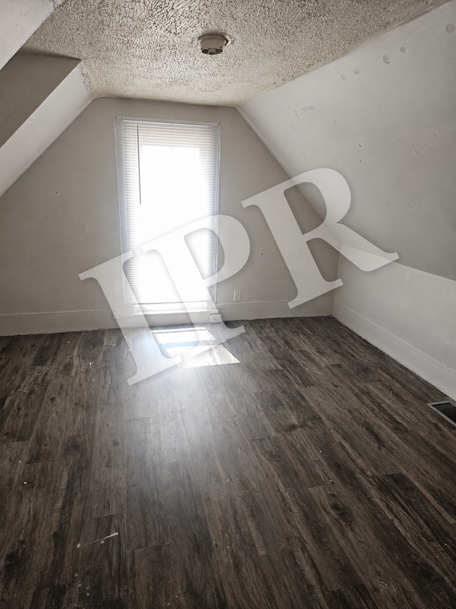 Photo - 330 Mayne St