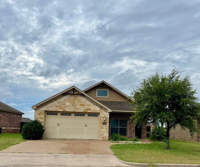Building Photo - 4 Bedroom Single Family Home:  Available Now!