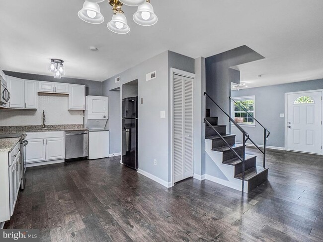 Photo - 330 Brock Square