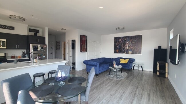 Building Photo - 5711 Washington St Unit 301