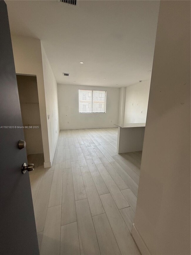 Photo - 909 E 24th St Unit 403