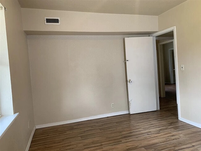 Photo - 402 W Poplar Ave