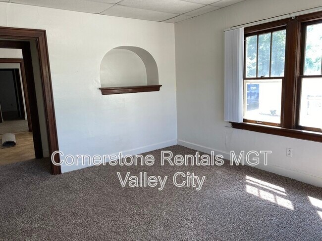 Photo - 264 College St SE