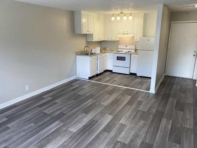 Building Photo - 1005 Hickory Hill Ln