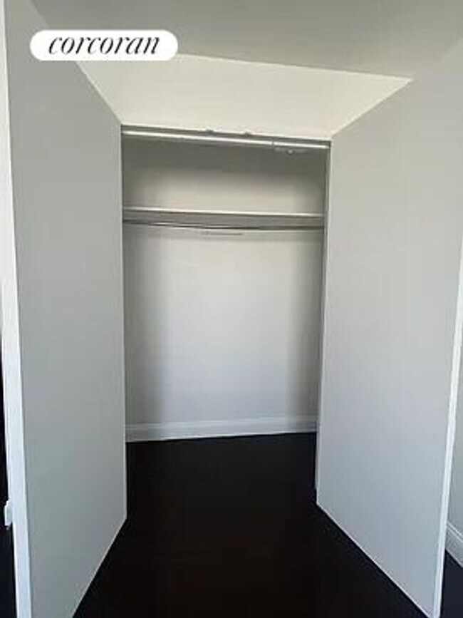 Photo - 327 E 101st St Apartamento