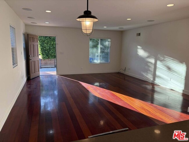 Photo - 832 N Las Palmas Ave