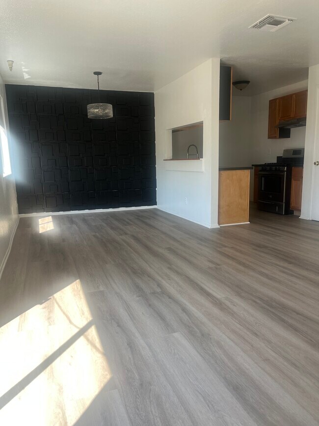 Photo - 14746 Delano St