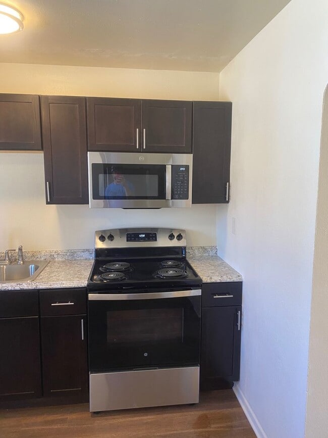 Photo - Newly Renovated 2BR | Courtyard & back patio | Lots of natural light Unit 1420 Hoyt St
