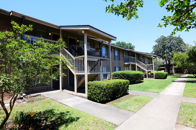 Building Photo - Diamond Lakes Apartment Homes