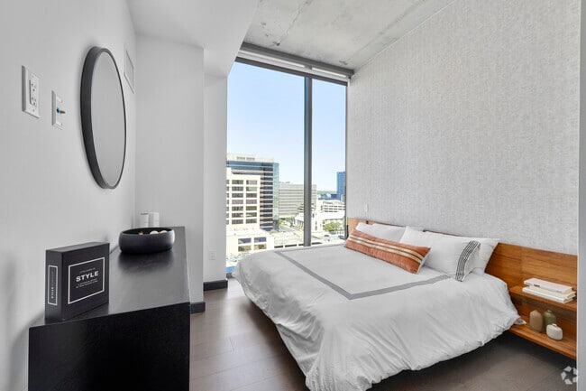 2BR, 1BA - 922SF
