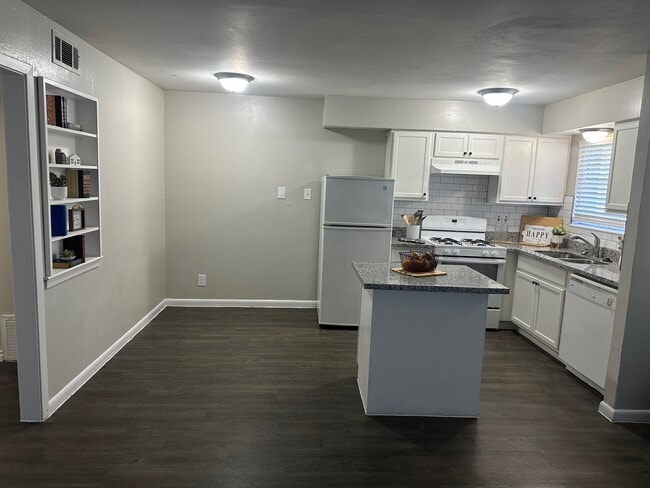 Building Photo - Mariner Under The Oaks