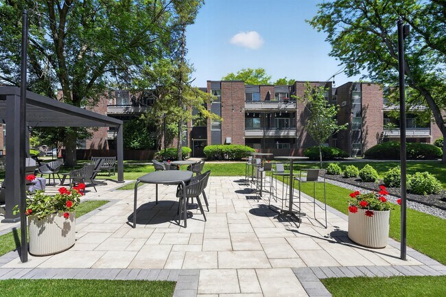 Eagle Rock Apartments and Townhomes at Brighton offers a stunning outdoor oasis with beautifully landscaped grounds and inviting seating areas. Perfect for relaxation or social gatherings, this space is ideal for your next home. Explore your possibilities today!
