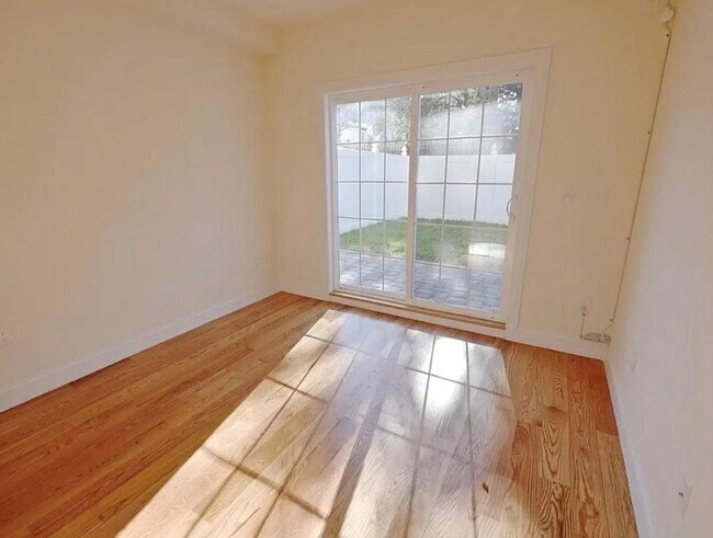 Photo - 489 Mercer St