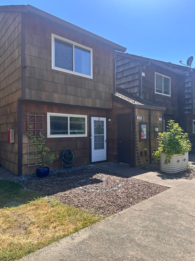 Building Photo - 1576 Parkway Dr