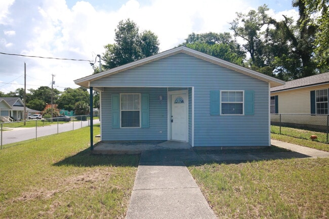 3 Bedroom Home with Fenced Yard Near Downt... - 3 Bedroom Home with Fenced Yard Near Downt...