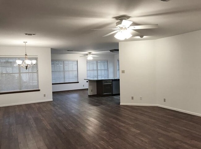 Photo - FOR LEASE!!