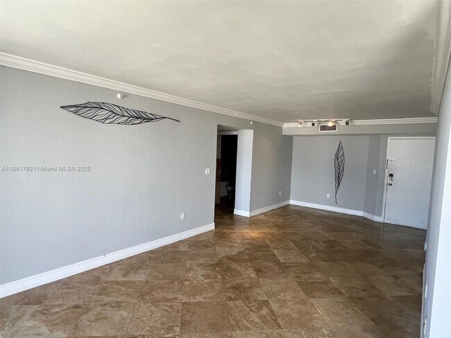 Building Photo - 1688 West Ave Unit 1005 Rental