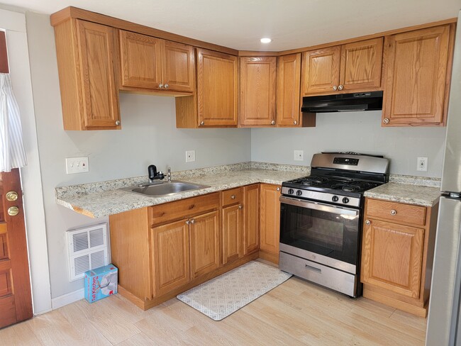 Building Photo - 30 Thayer Pl Unit #2