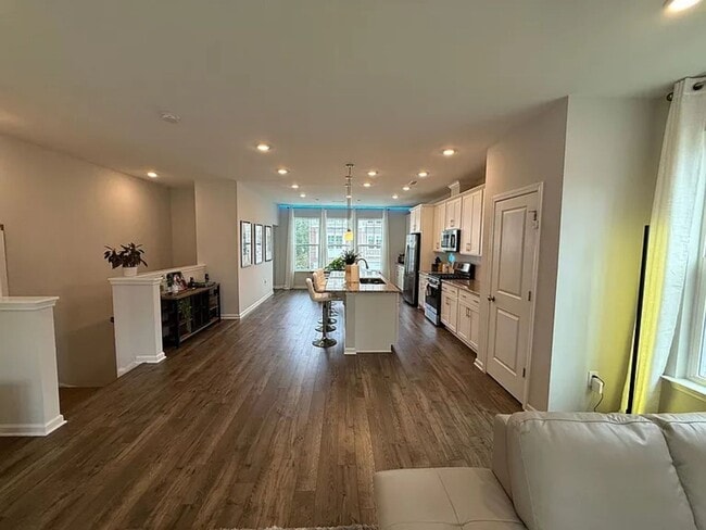 1228 Commack Dr