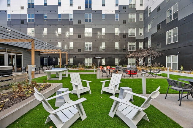 44-Radius at 15th - Amenities - Courtyard (15)