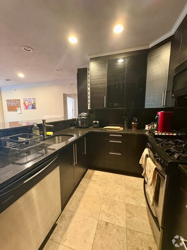 Building Photo - 1614 Beacon St Unit 22 Rental