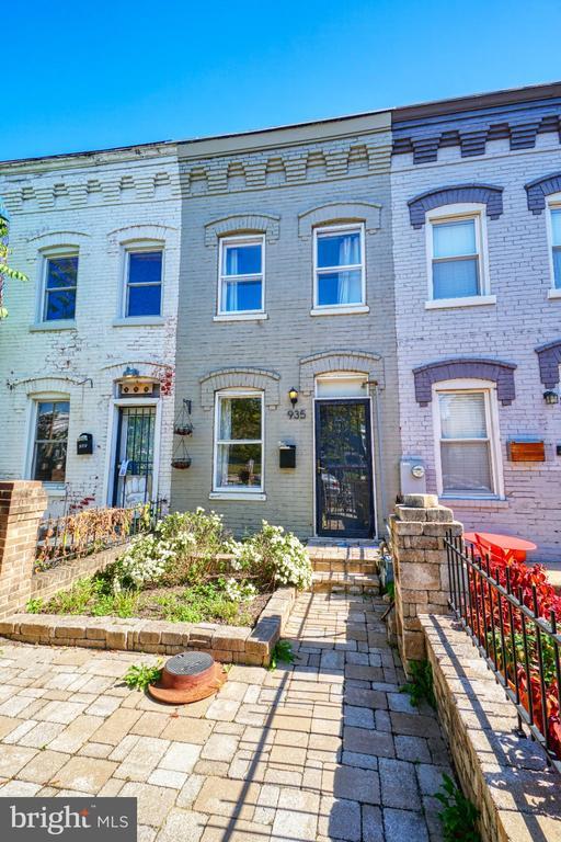 Building Photo - 935 8th St NE