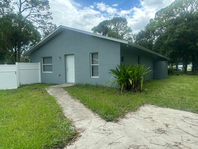 Building Photo - 5106 Sanibel Ave