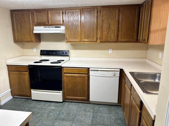 Photo - 2413 Suwanee Ln
