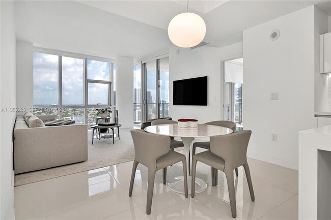 Photo - 851 NE 1st Ave Unidad 1701