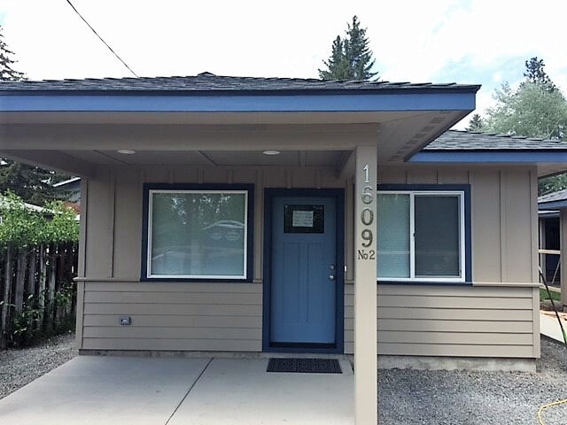 Building Photo - Light & Bright 2 Bed/2 Bath Mid-Town Cottage with Garage