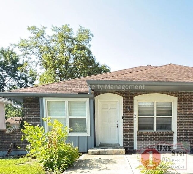 Building Photo - 3 Bed / 2 Bath Duplex in Blue Springs!
