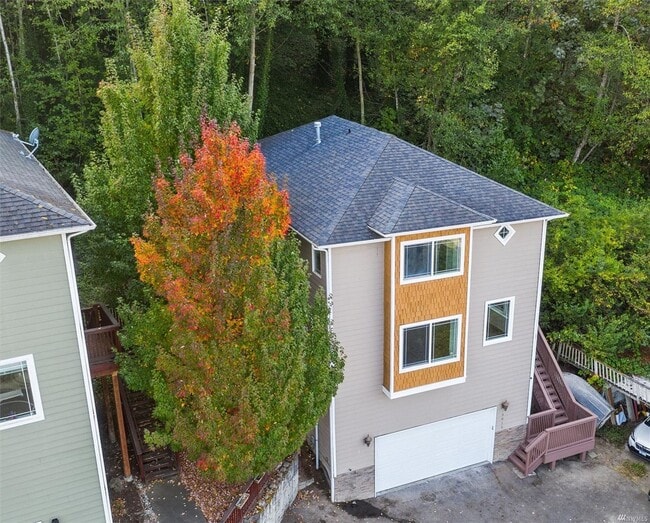 Building Photo - Wide open Eastern views from this near 3,000 sqft house, perched in the trees.