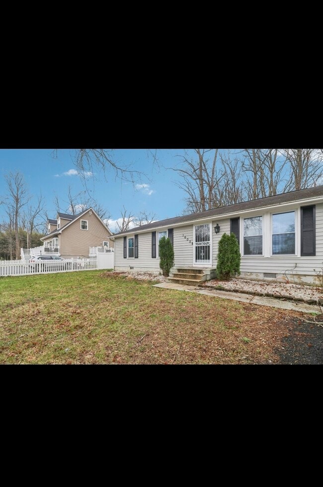 Photo - 1605 Airport Ln