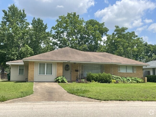 Building Photo - 2114 Hewitt Dr Rental