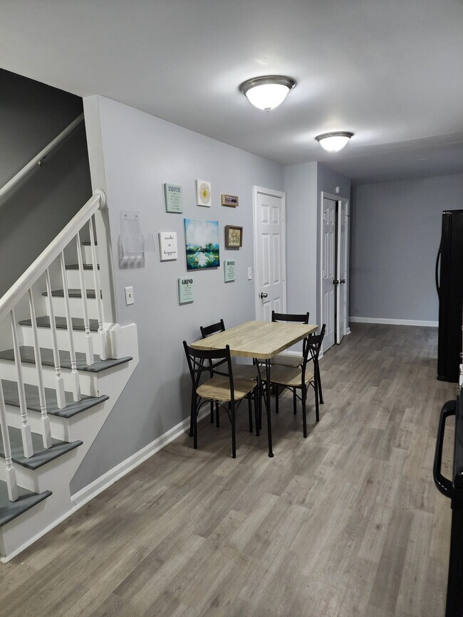 Room in Duplex on Jones Ave NW
