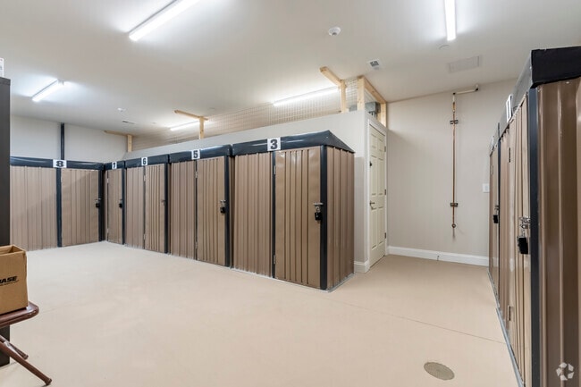 Unidades de almacenamiento - Hines View Apartments - 55+