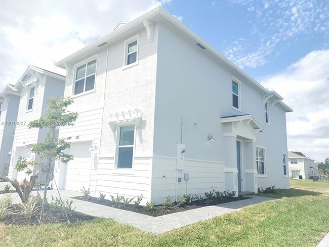 Photo - 535 Rivergrass St