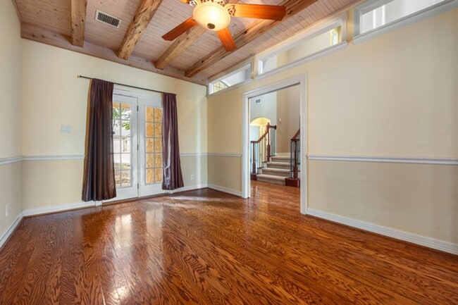 Photo - Spacious 2 Story 5 Bedroom , 4 full bathrooms located in Stone Oak!
