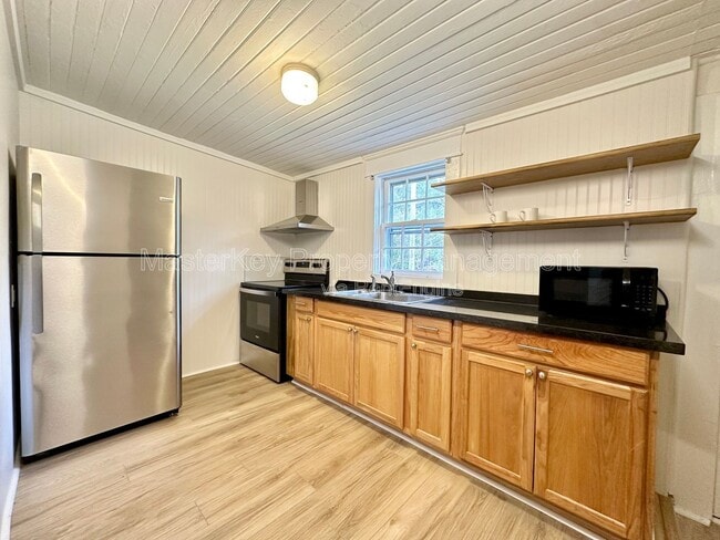 Photo - 302 Raynor St